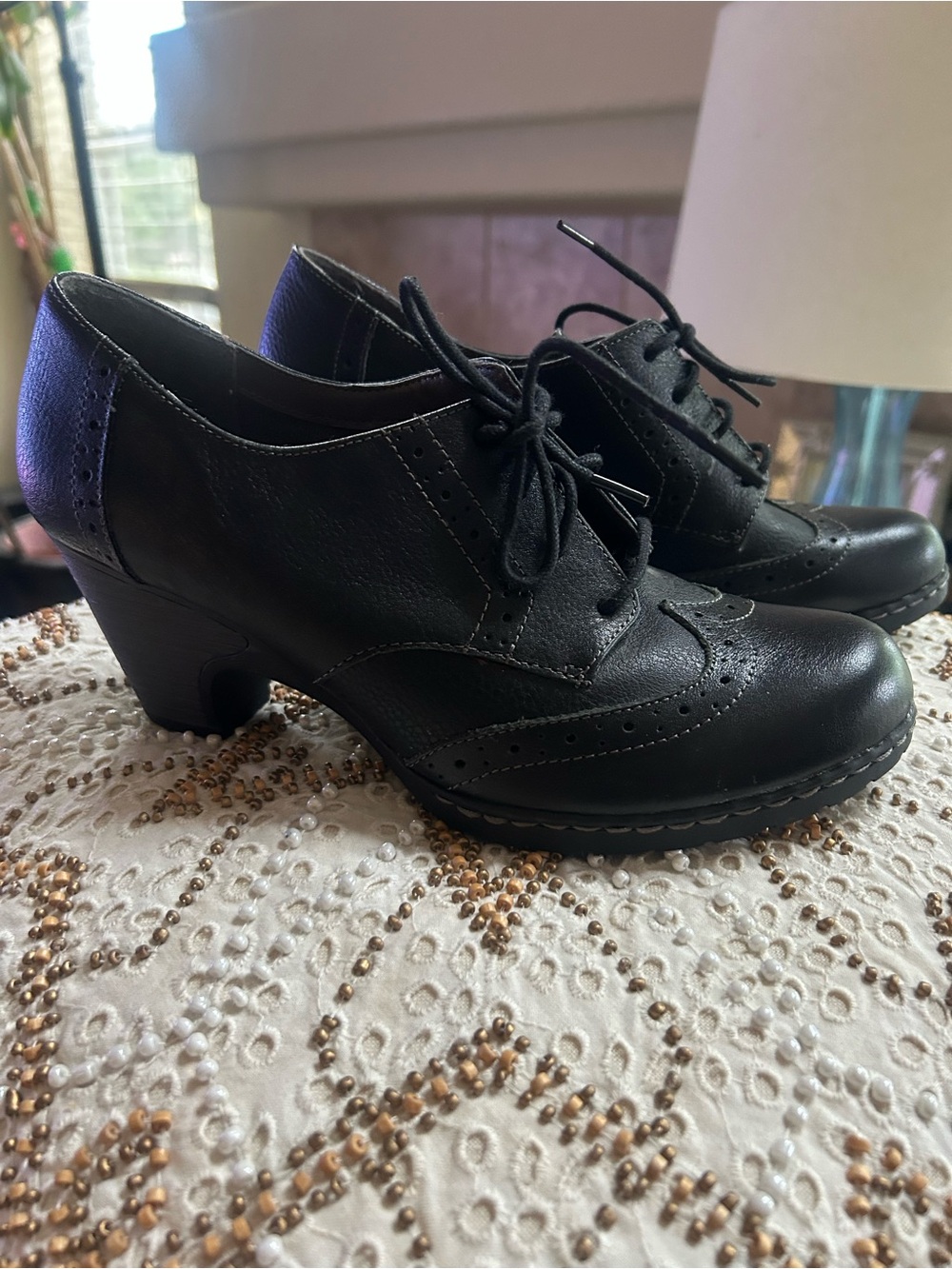 Black Lace-Up Women's Oxford Heel Shoes size 8.5.